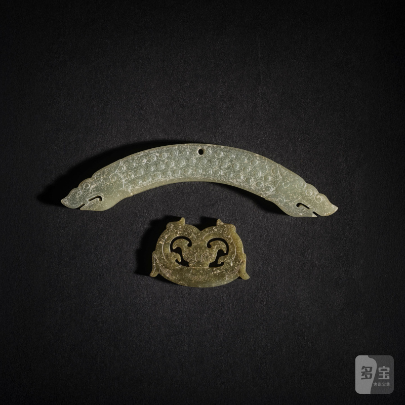 東周晚期 玉鏤雕龍紋珮及玉龍首璜 | DEUX PENDENTIFS EN JADE - 图3